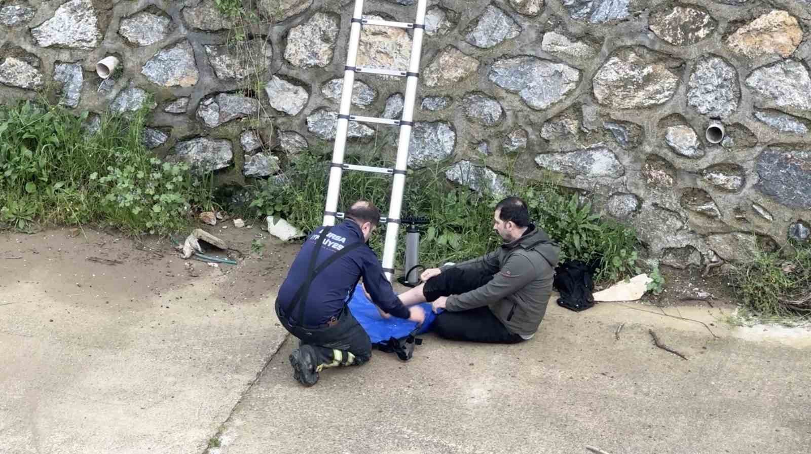 bursada dereye dusen adami ekipler kurtardi 0 ECRBjRE9