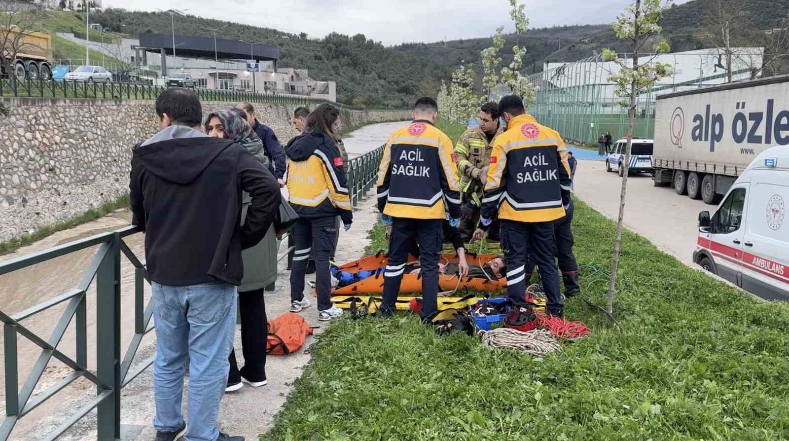 bursada dereye dusen adami ekipler kurtardi 2 ujEnJYHs