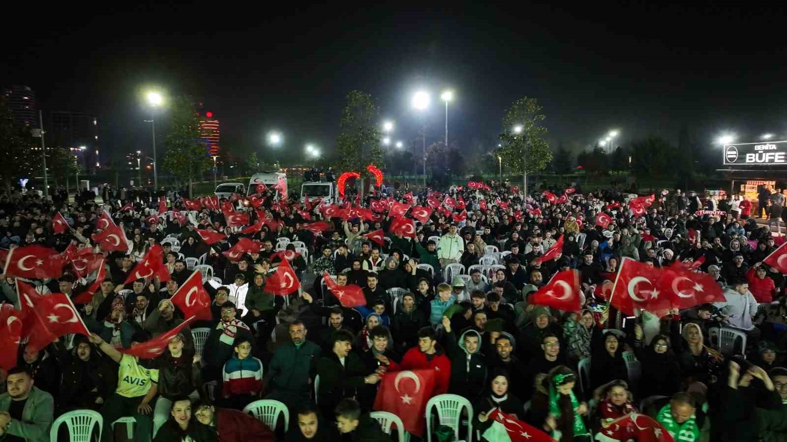 bursada dev ekranda milli cosku 2 G1s5jsgt