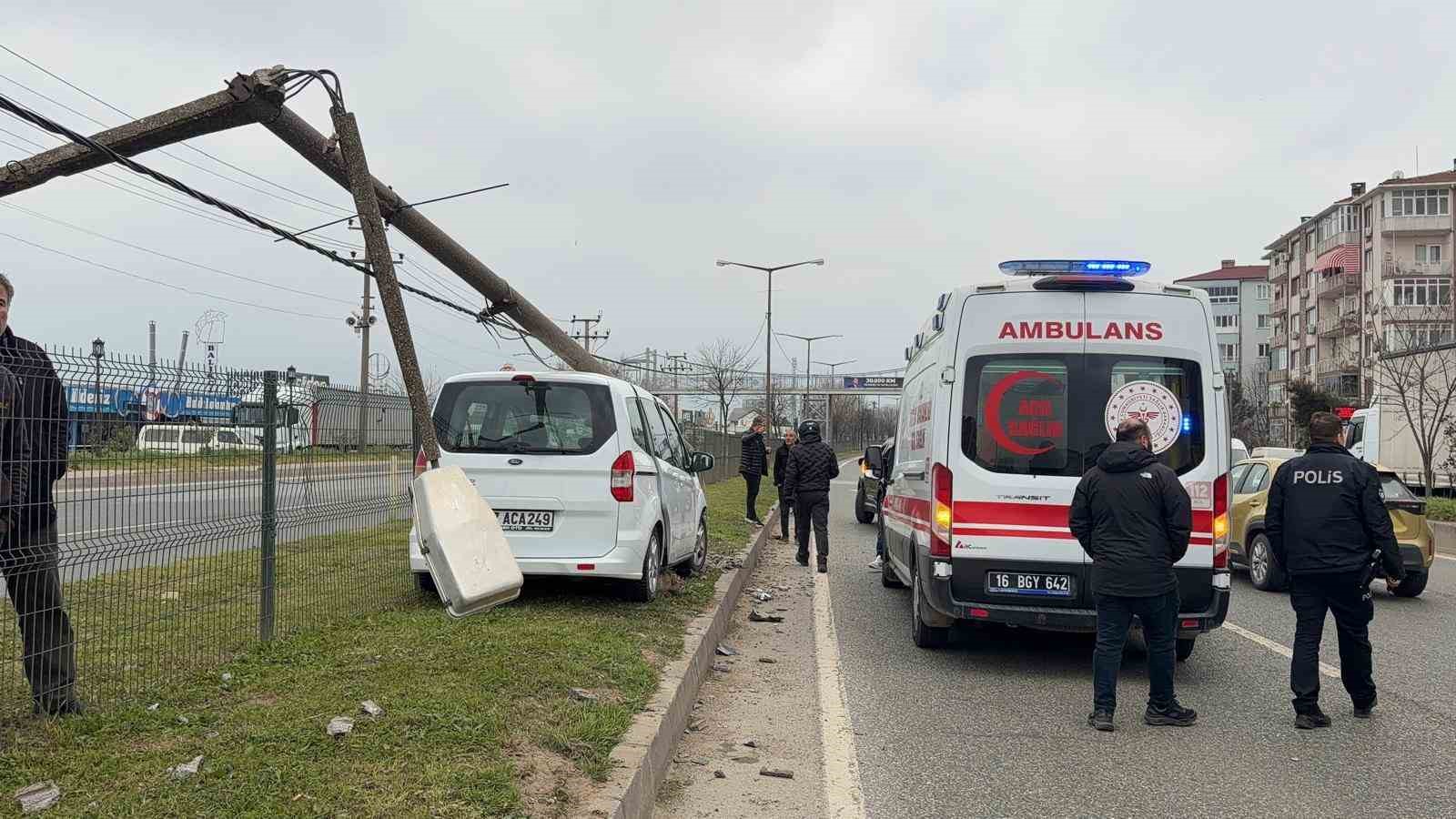bursada direge carpan otomobildeki 2 kisi yaralandi 1 hVSvnNf4