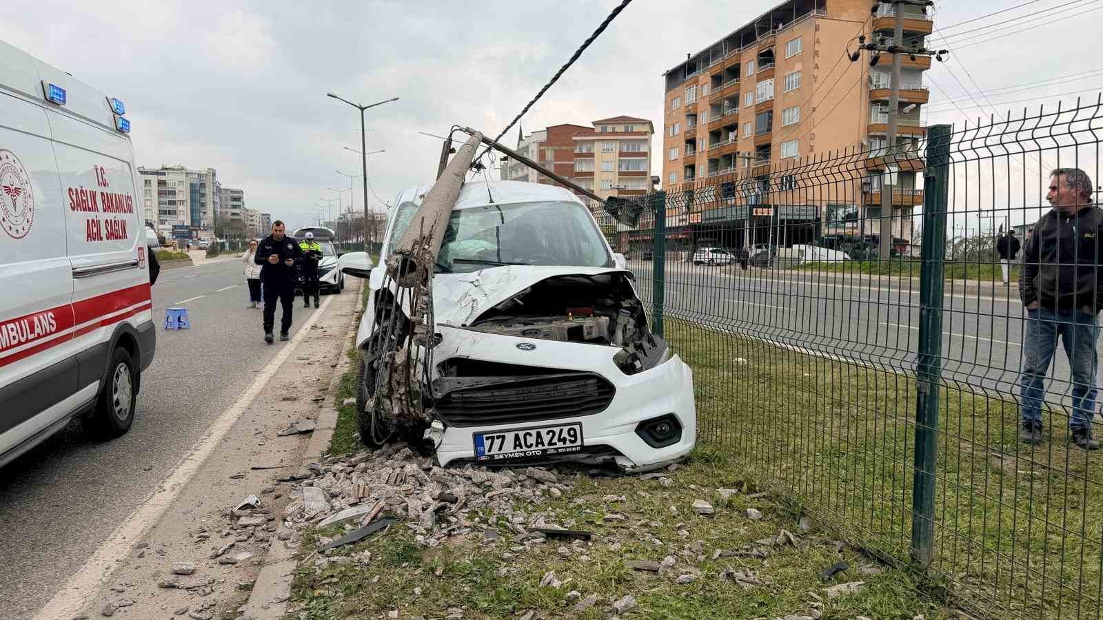 bursada direge carpan otomobildeki 2 kisi yaralandi 3 LBY5PXJZ