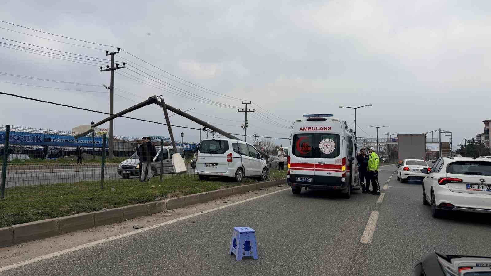 bursada direge carpan otomobildeki 2 kisi yaralandi 4 p2GFpa7z