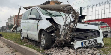 bursada-direge-carpan-otomobildeki-2-kisi-yaralandi-Fxnt89Dj.jpg