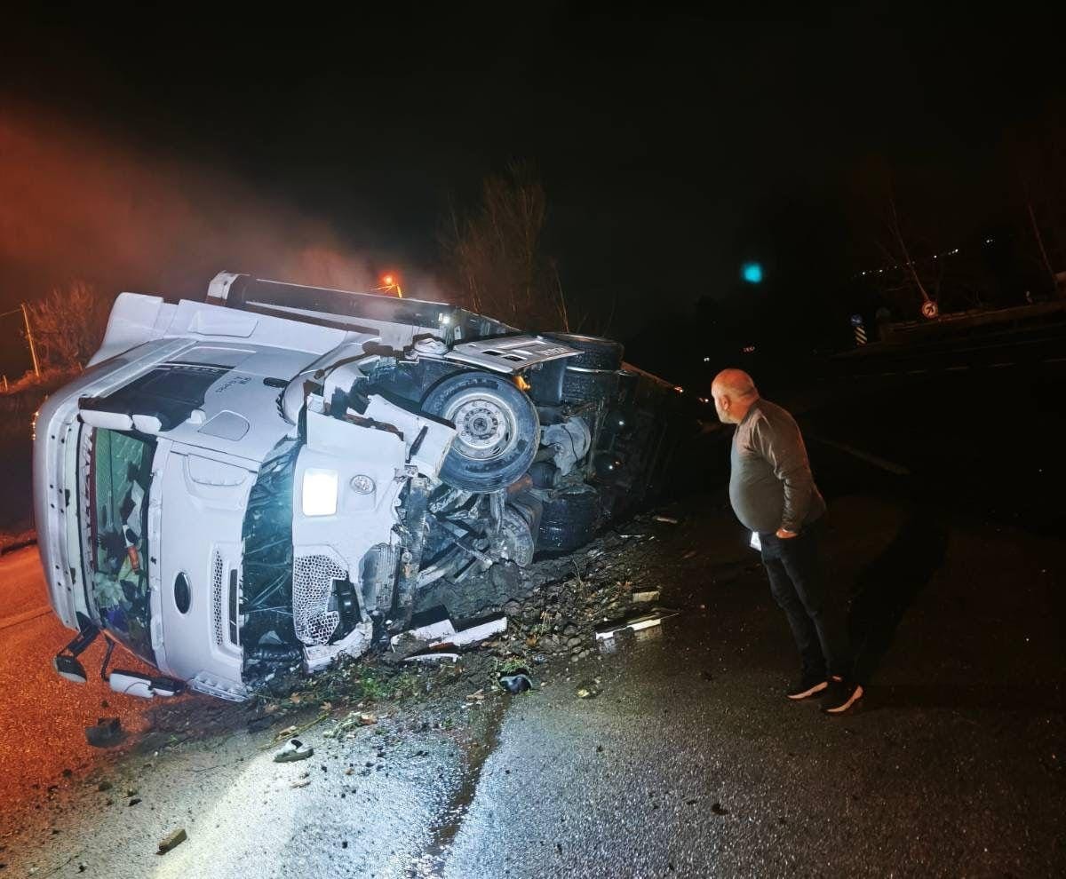 bursada direksiyon hakimiyetini kaybeden tir kanala uctu 0 EyOc96nF