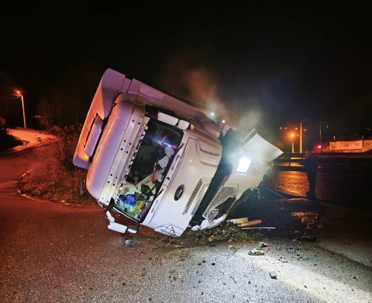 bursada direksiyon hakimiyetini kaybeden tir kanala uctu 1 skXyV37G