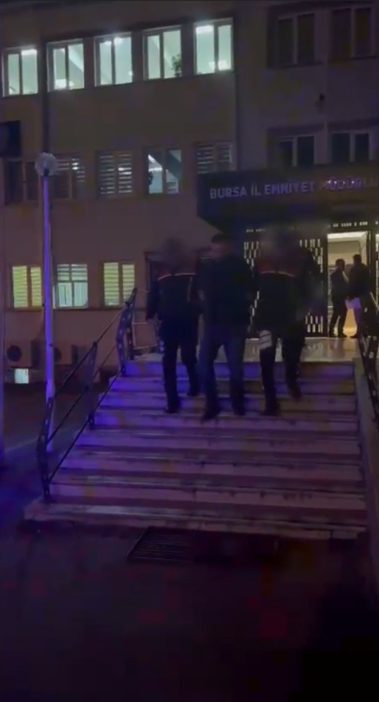 bursada dur ihtarina uymadi evinden uyusturucu ve silah cikti 1 KFGL8MVw
