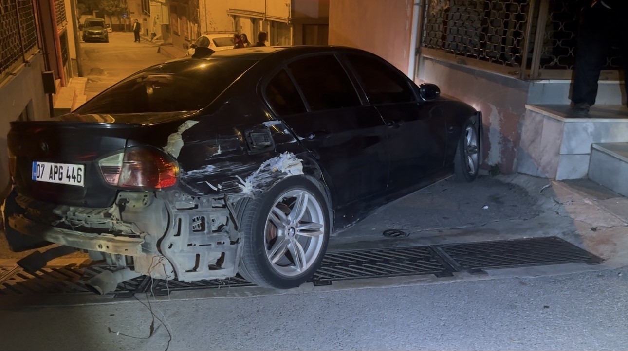 bursada dur ihtarina uymayan surucu 5 kilometre kacti 3 araca ve duvara carpti 5 5MLmqQ9U