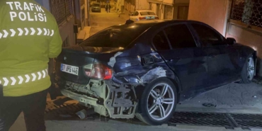 bursada-dur-ihtarina-uymayan-surucu-5-kilometre-kacti-3-araca-ve-duvara-carpti-H6lF5tnT.jpg