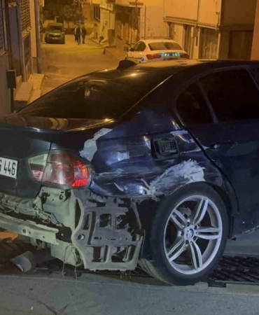 bursada-dur-ihtarina-uymayan-surucu-5-kilometre-kacti-3-araca-ve-duvara-carpti-H6lF5tnT.jpg
