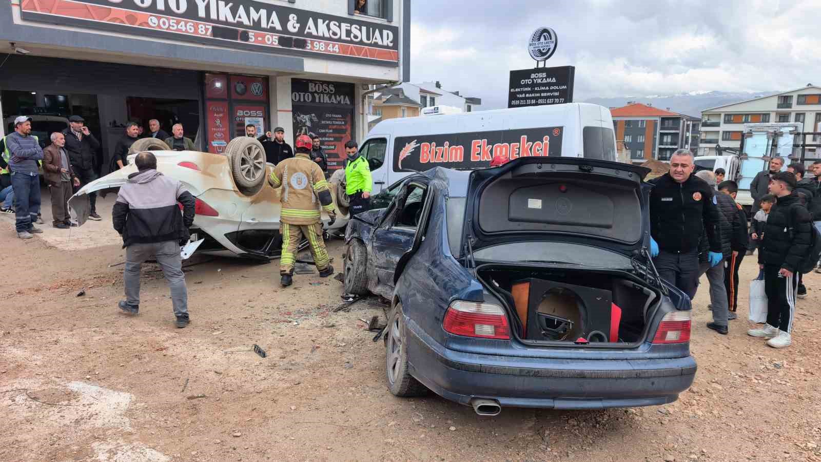 bursada ehliyetsiz surucu park halindeki araclara carpti 8 ogrenci yaralandi 0 9ZN27pXg