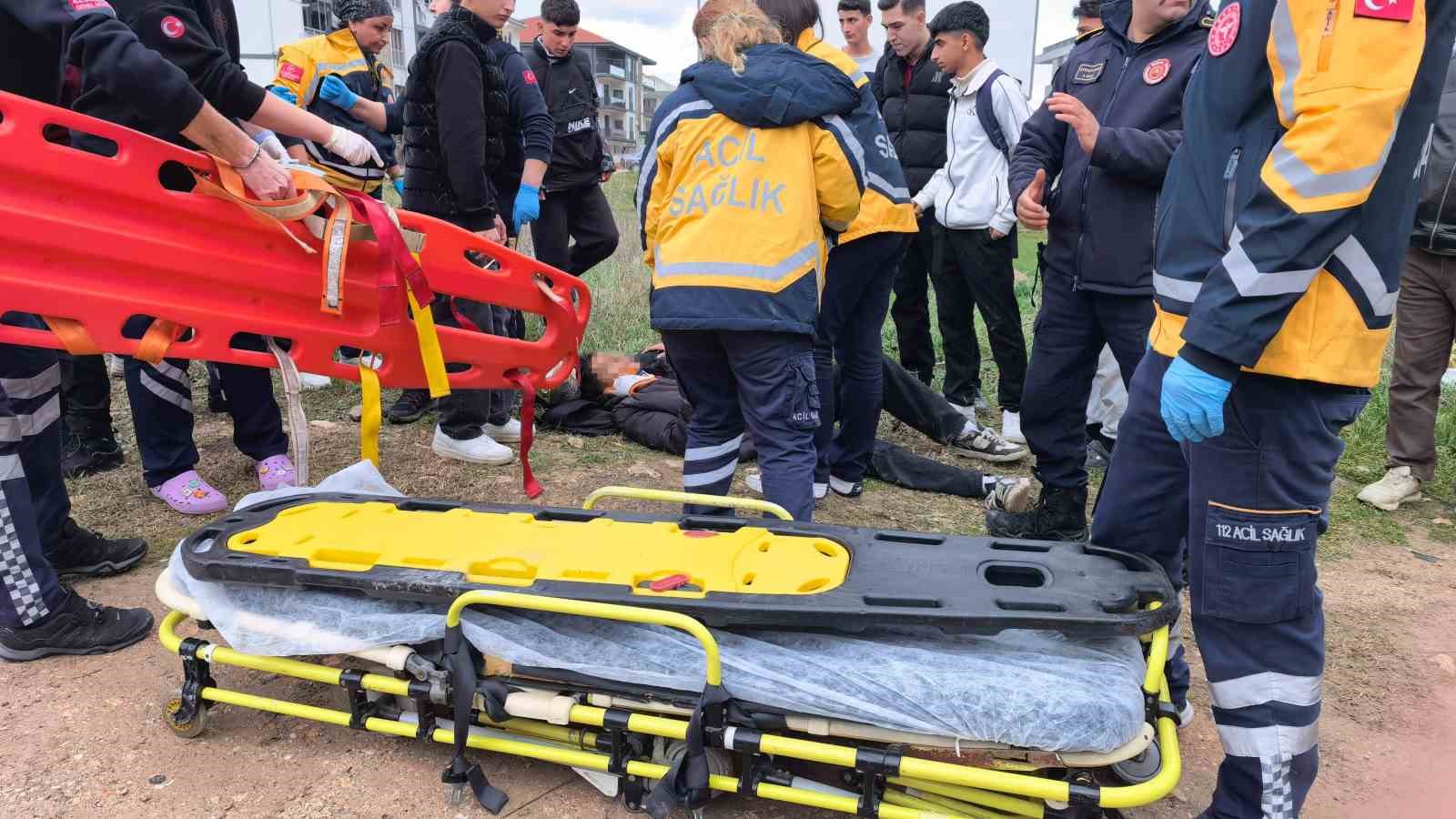 bursada ehliyetsiz surucu park halindeki araclara carpti 8 ogrenci yaralandi 1 e5yp1lWP