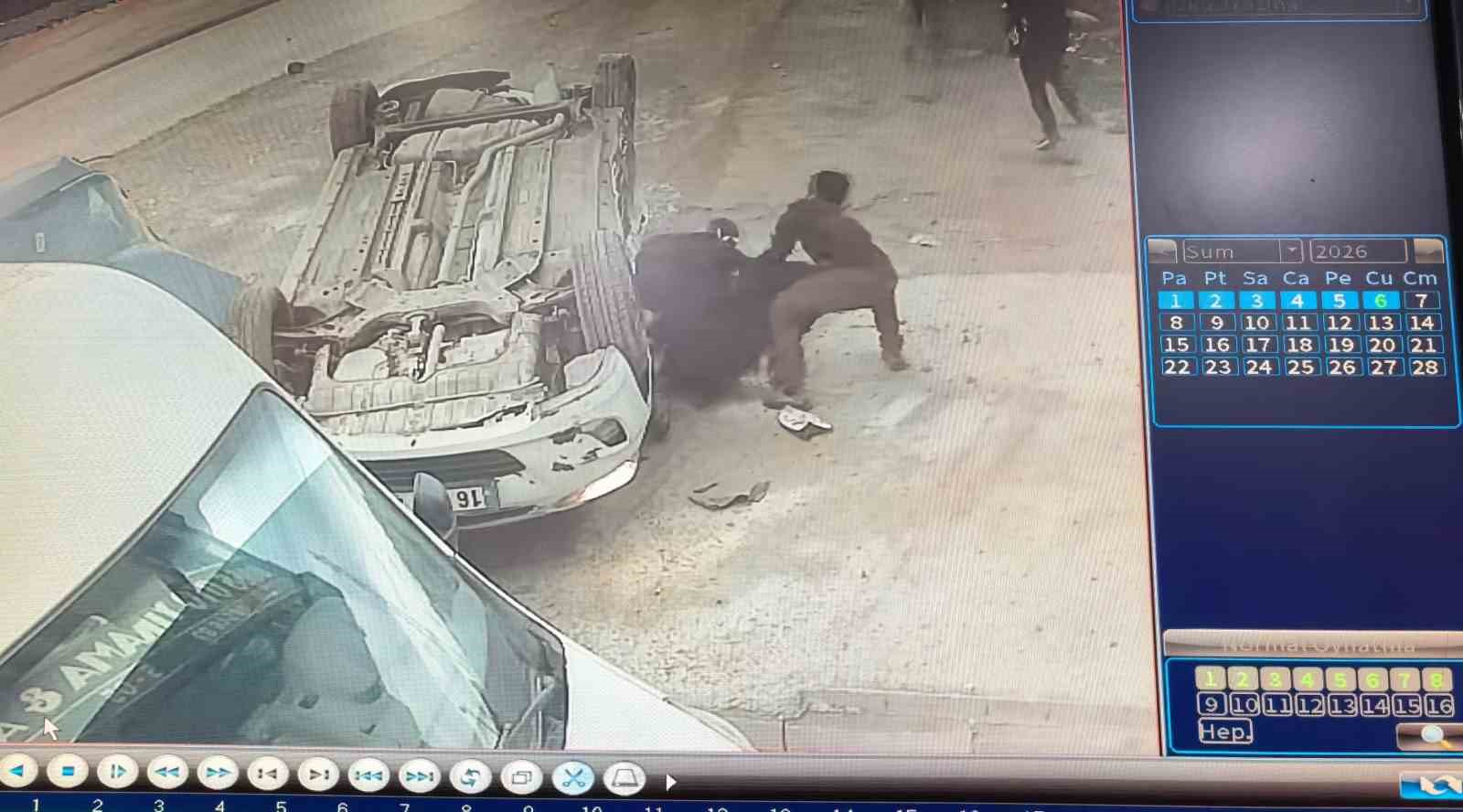 bursada ehliyetsiz surucu park halindeki araclara carpti 8 ogrenci yaralandi 11 krERmKBJ