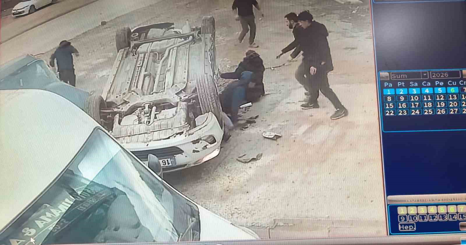 bursada ehliyetsiz surucu park halindeki araclara carpti 8 ogrenci yaralandi 12 G5B7RfJ5