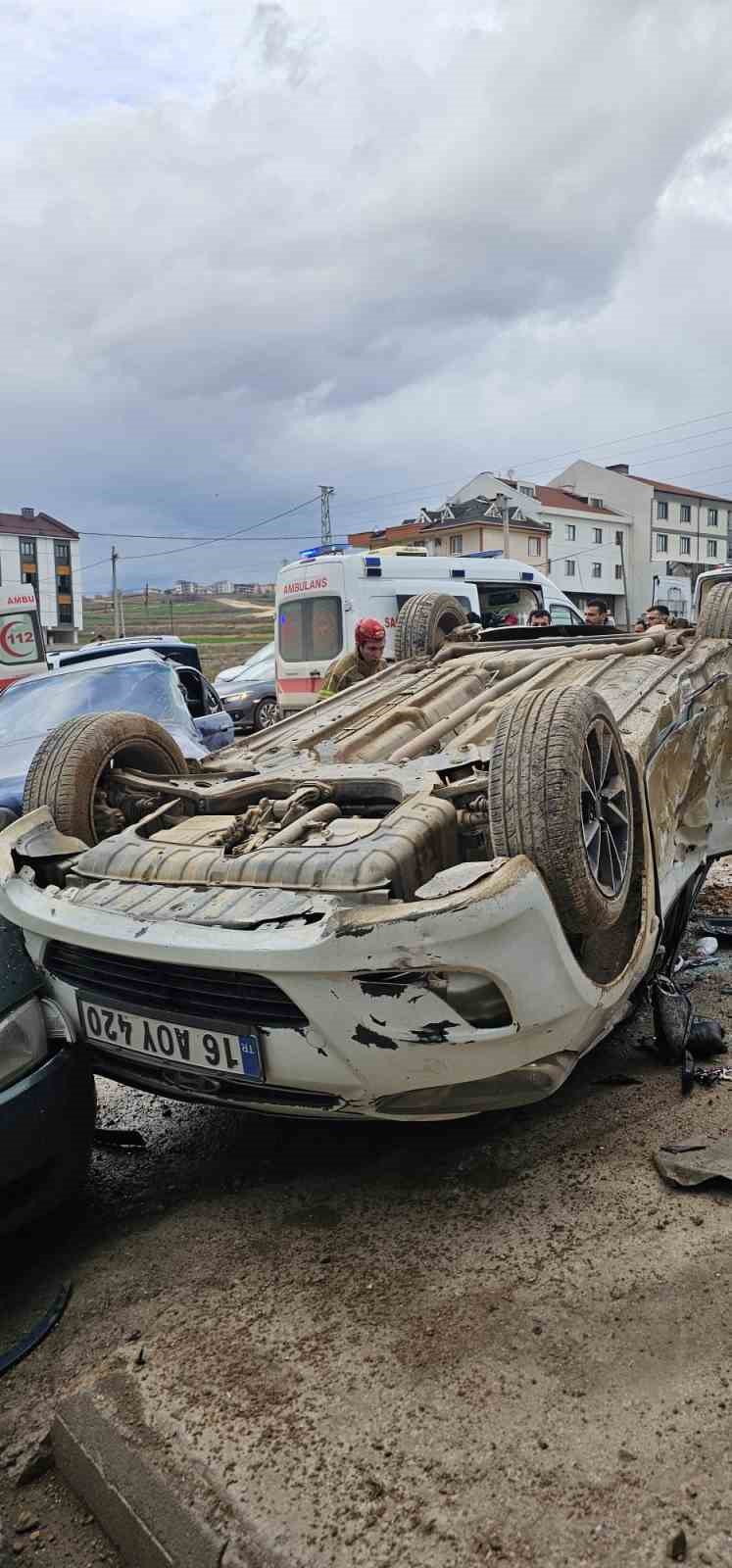 bursada ehliyetsiz surucu park halindeki araclara carpti 8 ogrenci yaralandi 13 z1DZHlie