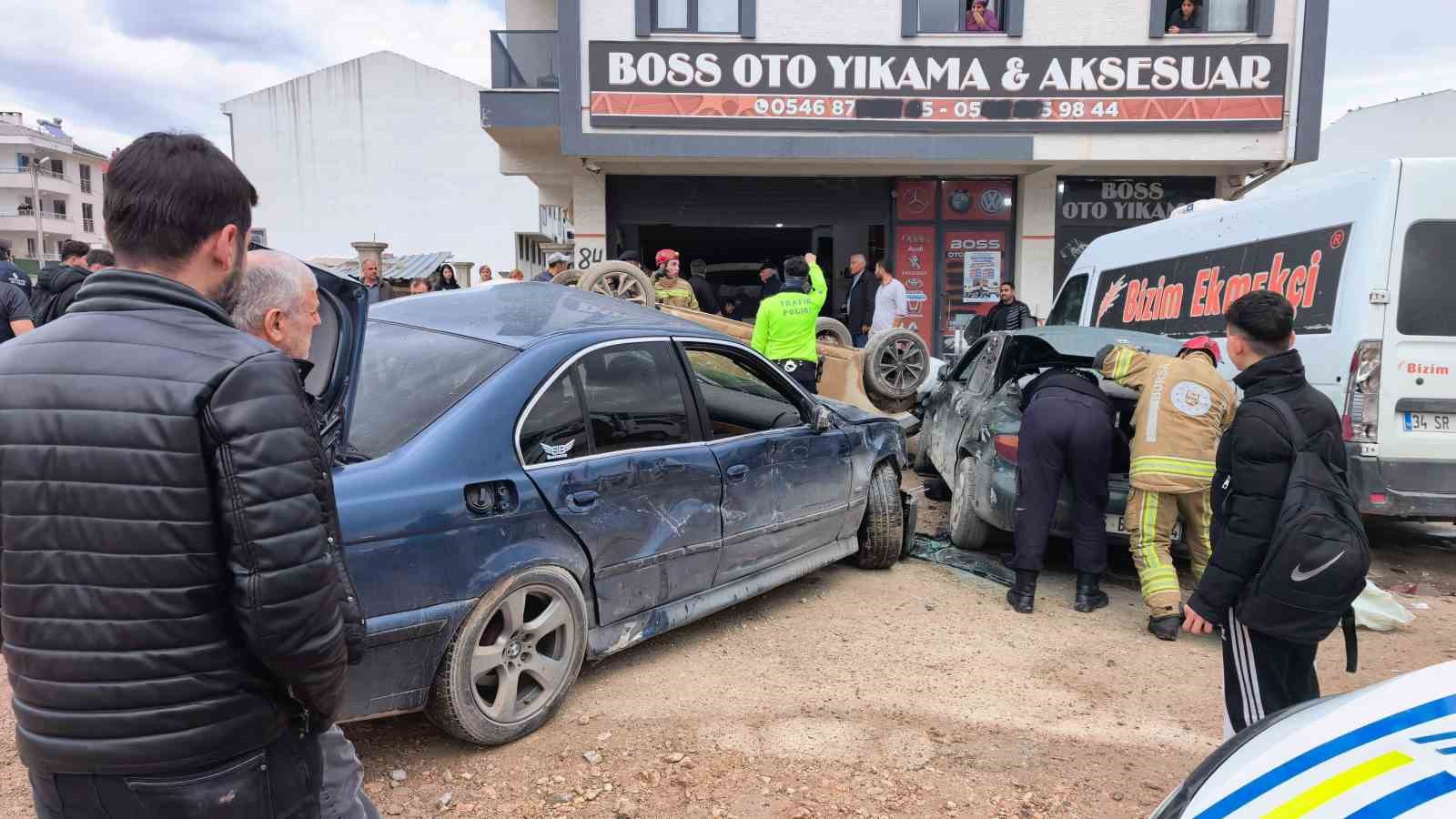 bursada ehliyetsiz surucu park halindeki araclara carpti 8 ogrenci yaralandi 2 EPnbINOS