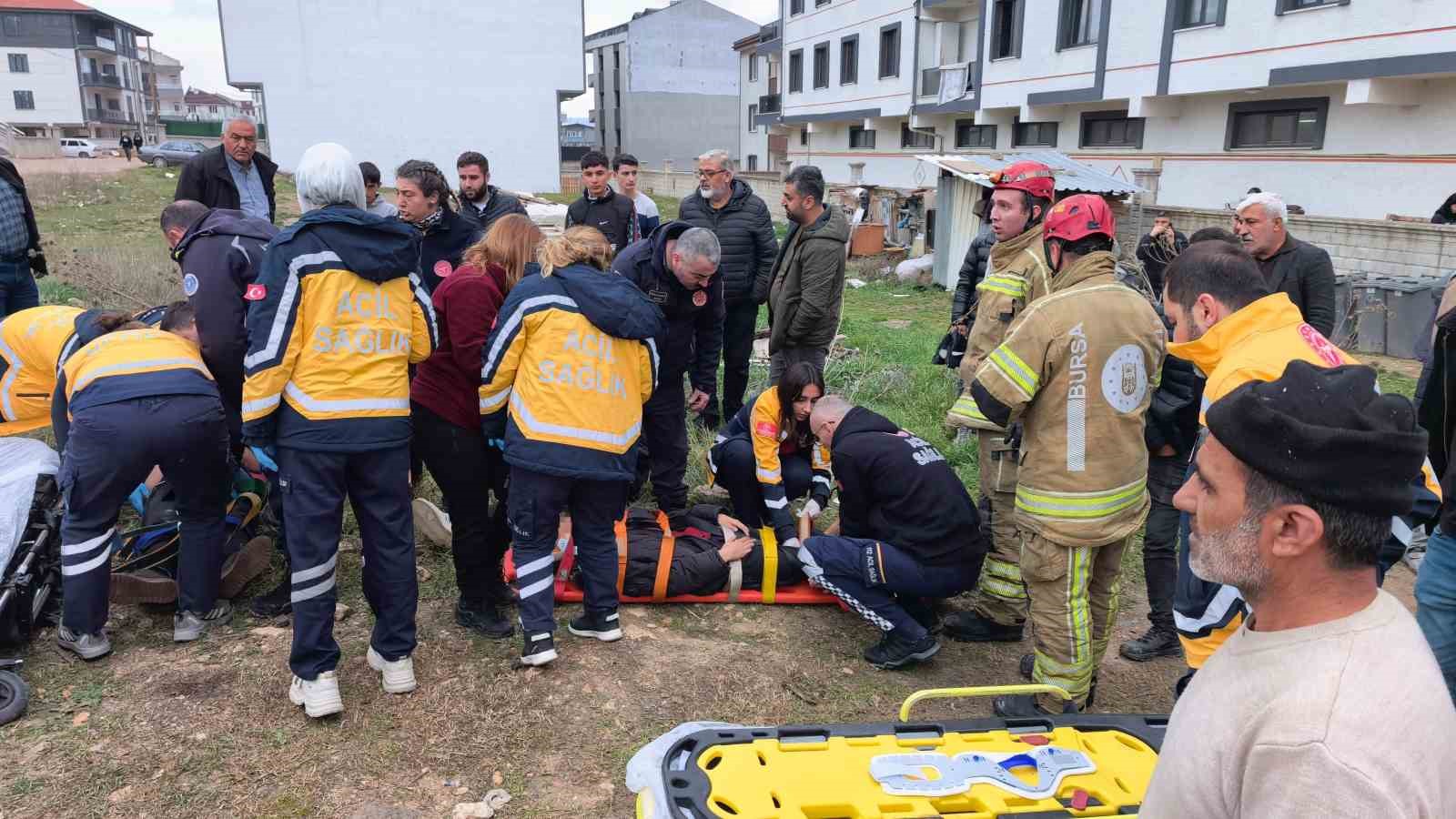 bursada ehliyetsiz surucu park halindeki araclara carpti 8 ogrenci yaralandi 4 pVndjzE1