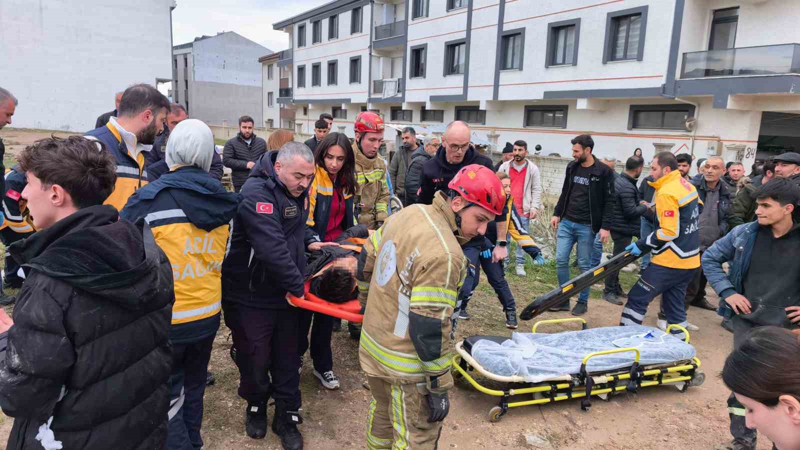 bursada ehliyetsiz surucu park halindeki araclara carpti 8 ogrenci yaralandi 5 HTlU72Xq