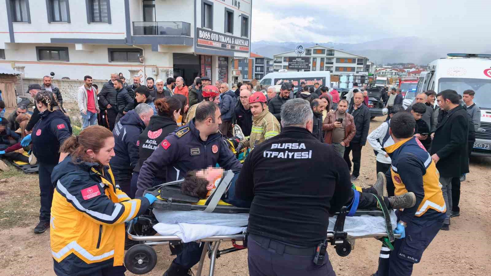 bursada ehliyetsiz surucu park halindeki araclara carpti 8 ogrenci yaralandi 6 zgY5EOgr