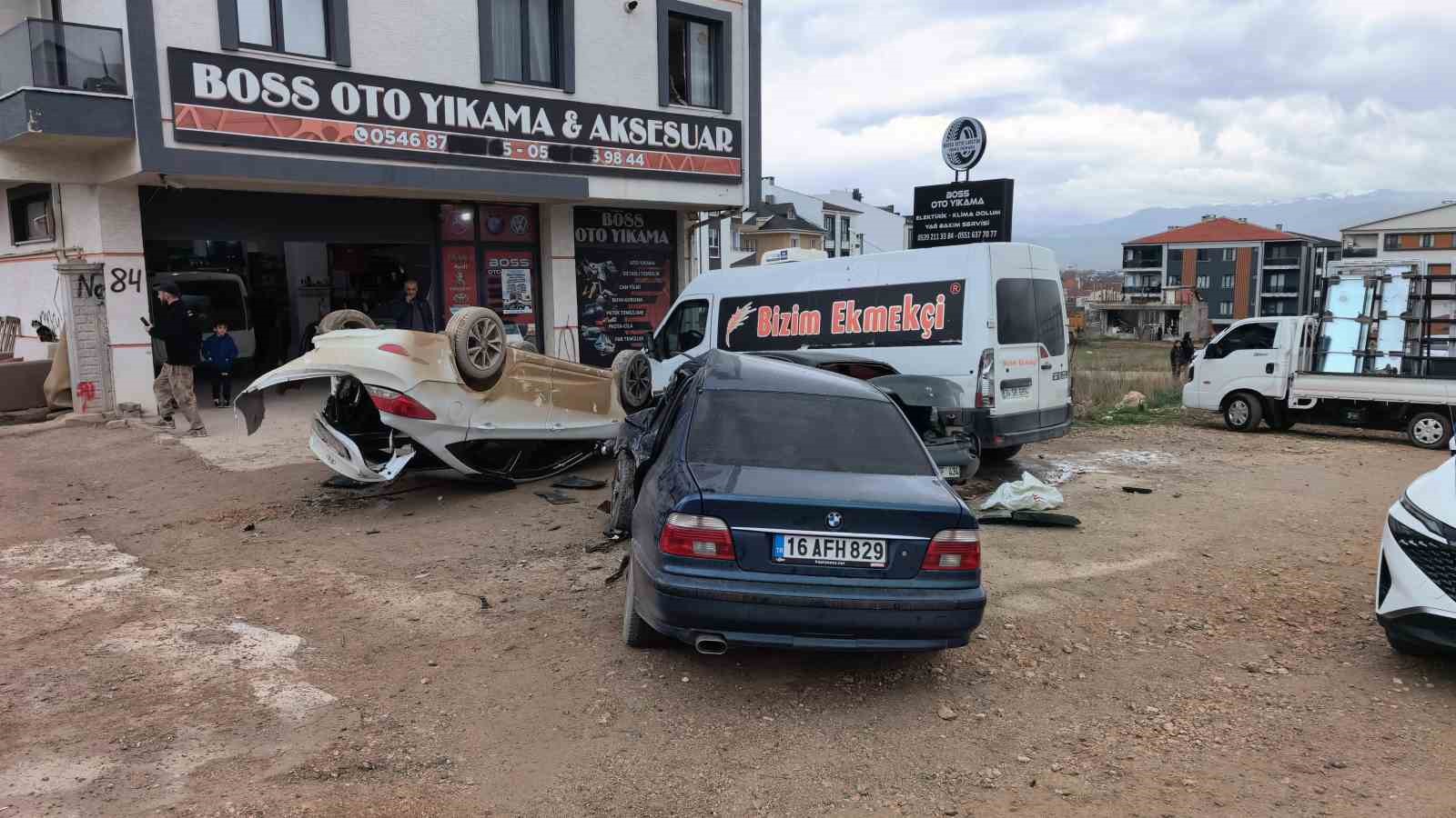 bursada ehliyetsiz surucu park halindeki araclara carpti 8 ogrenci yaralandi 8 67FJwZW6