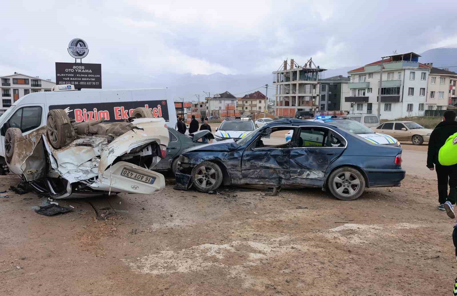 bursada ehliyetsiz surucu park halindeki araclara carpti 8 ogrenci yaralandi 9 QPbnPQvd