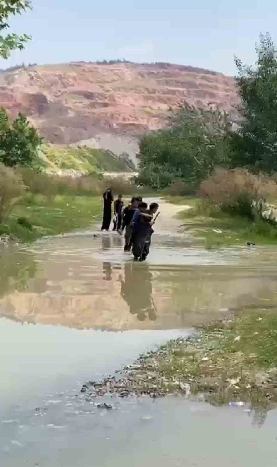 bursada ekipler seferber oldu mahsur kalan 5 cocuk kurtarildi 0 zyYlWPml