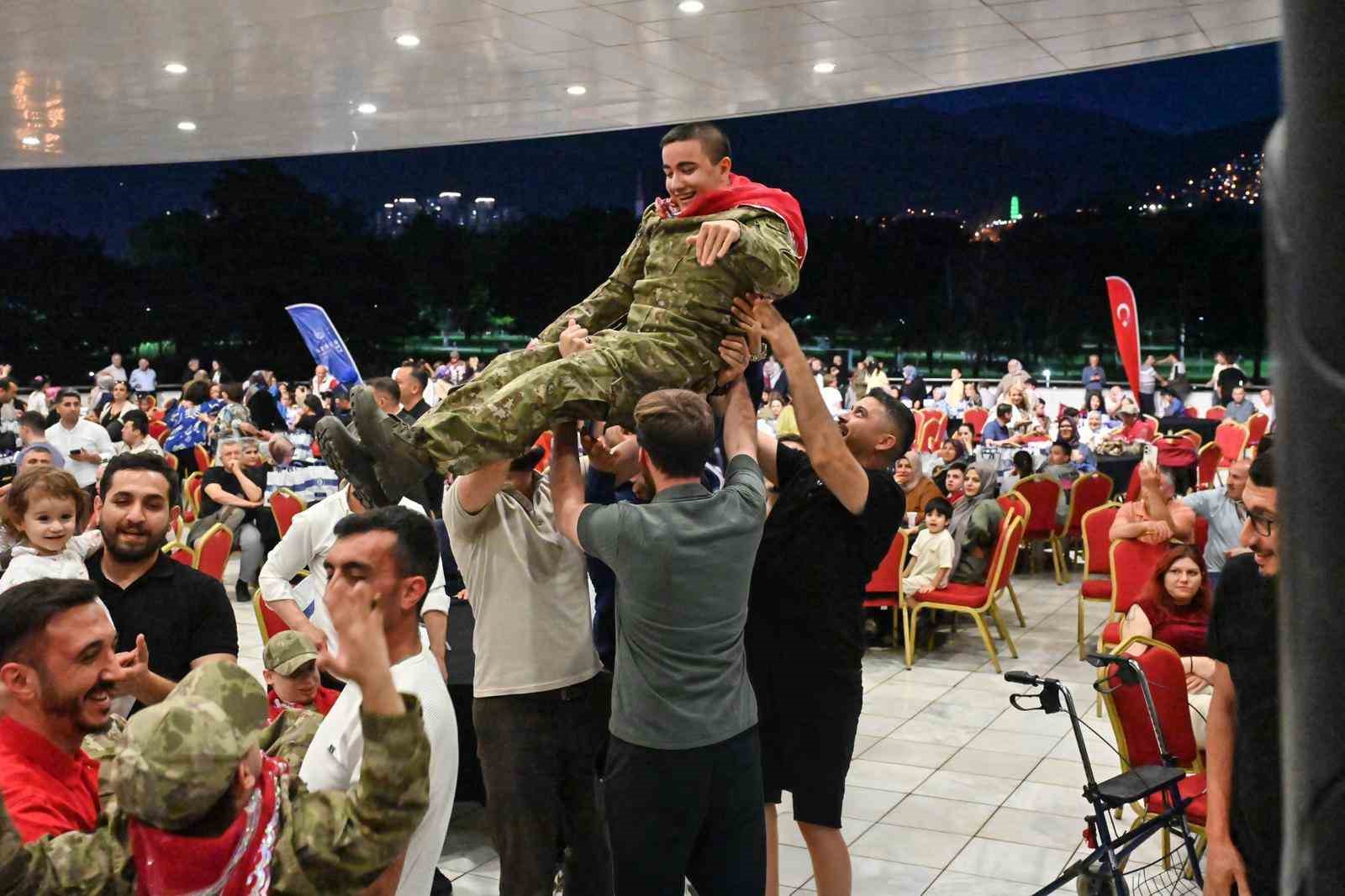 bursada en ozel askerlere renkli kina eglencesi 0 y2J4Oqvr