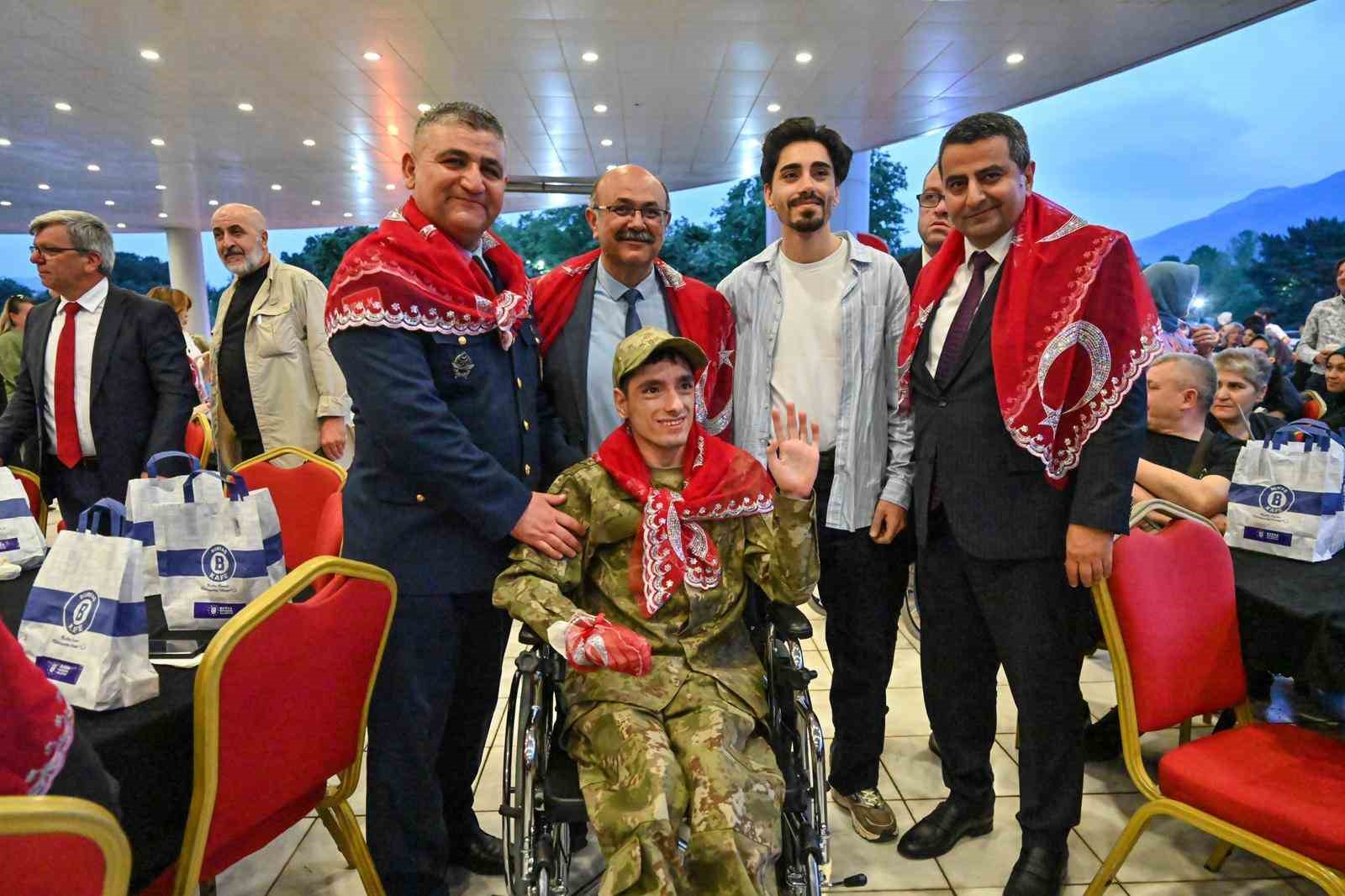 bursada en ozel askerlere renkli kina eglencesi 11 Aqv3IwUN
