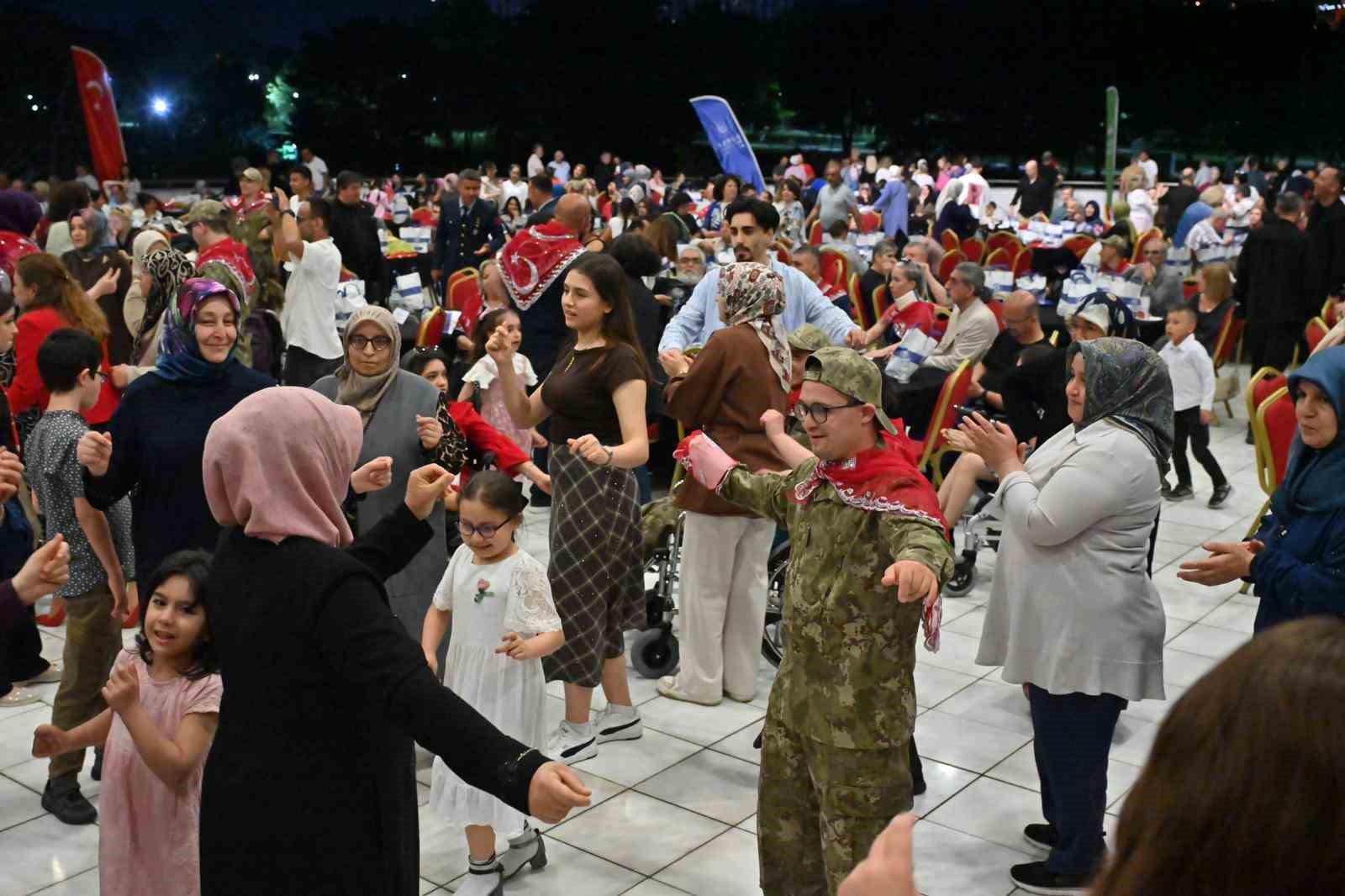 bursada en ozel askerlere renkli kina eglencesi 2 aUzEhUH5