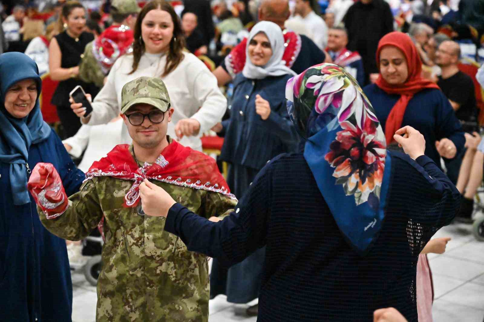 bursada en ozel askerlere renkli kina eglencesi 5 ZWBRVyBr
