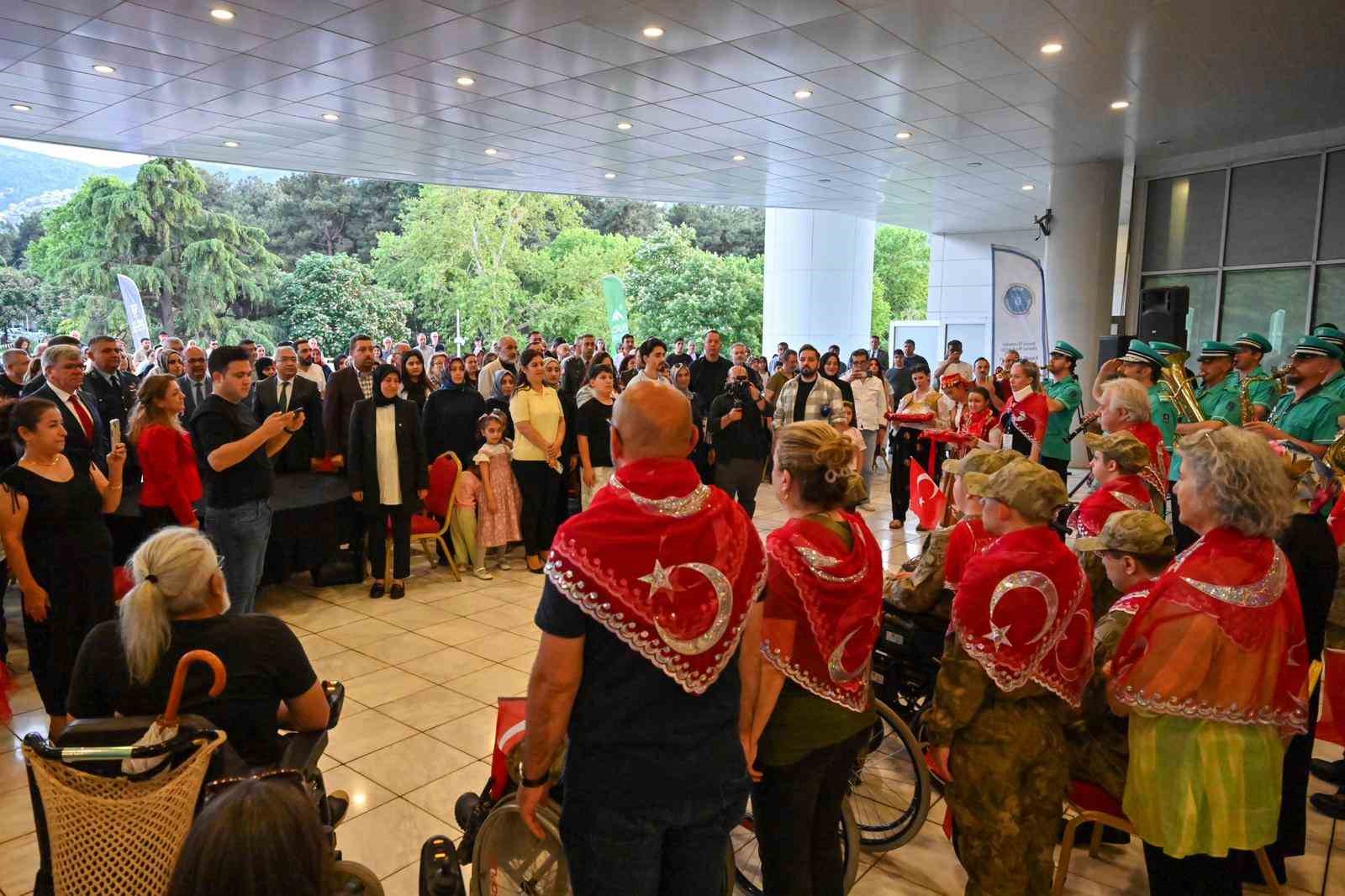 bursada en ozel askerlere renkli kina eglencesi 7 B78Z4KUr