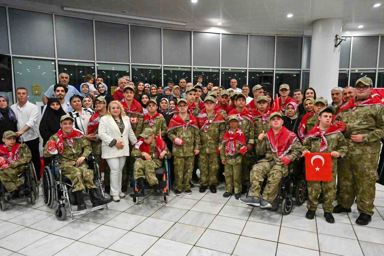 bursada en ozel askerlere renkli kina eglencesi 8 9vd4JVYb