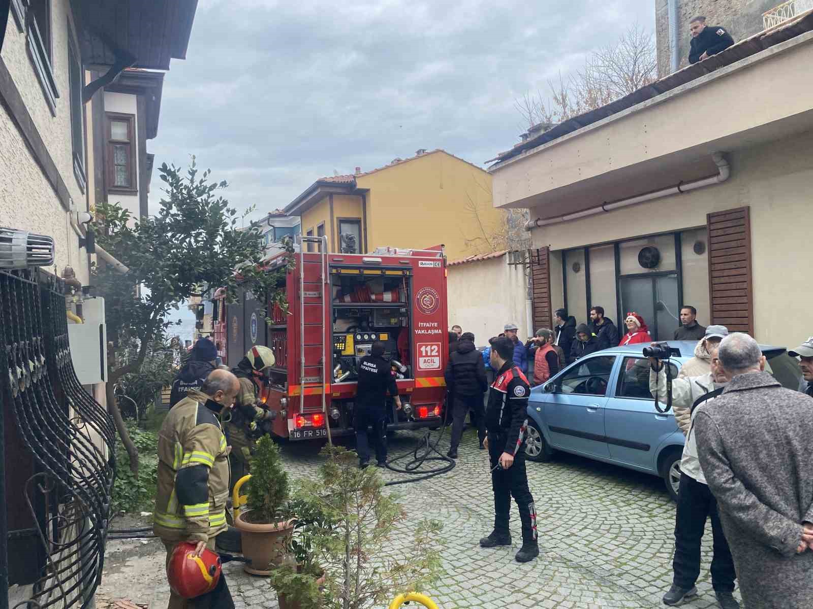 bursada ev yangini itfaiyenin hizli mudahalesiyle akvaryumdaki baliklar kurtarildi 1