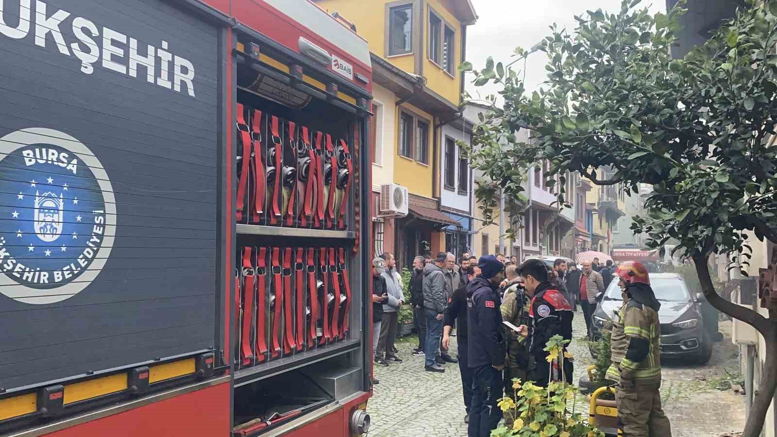 bursada ev yangini itfaiyenin hizli mudahalesiyle akvaryumdaki baliklar kurtarildi 2 TKhV5BSk