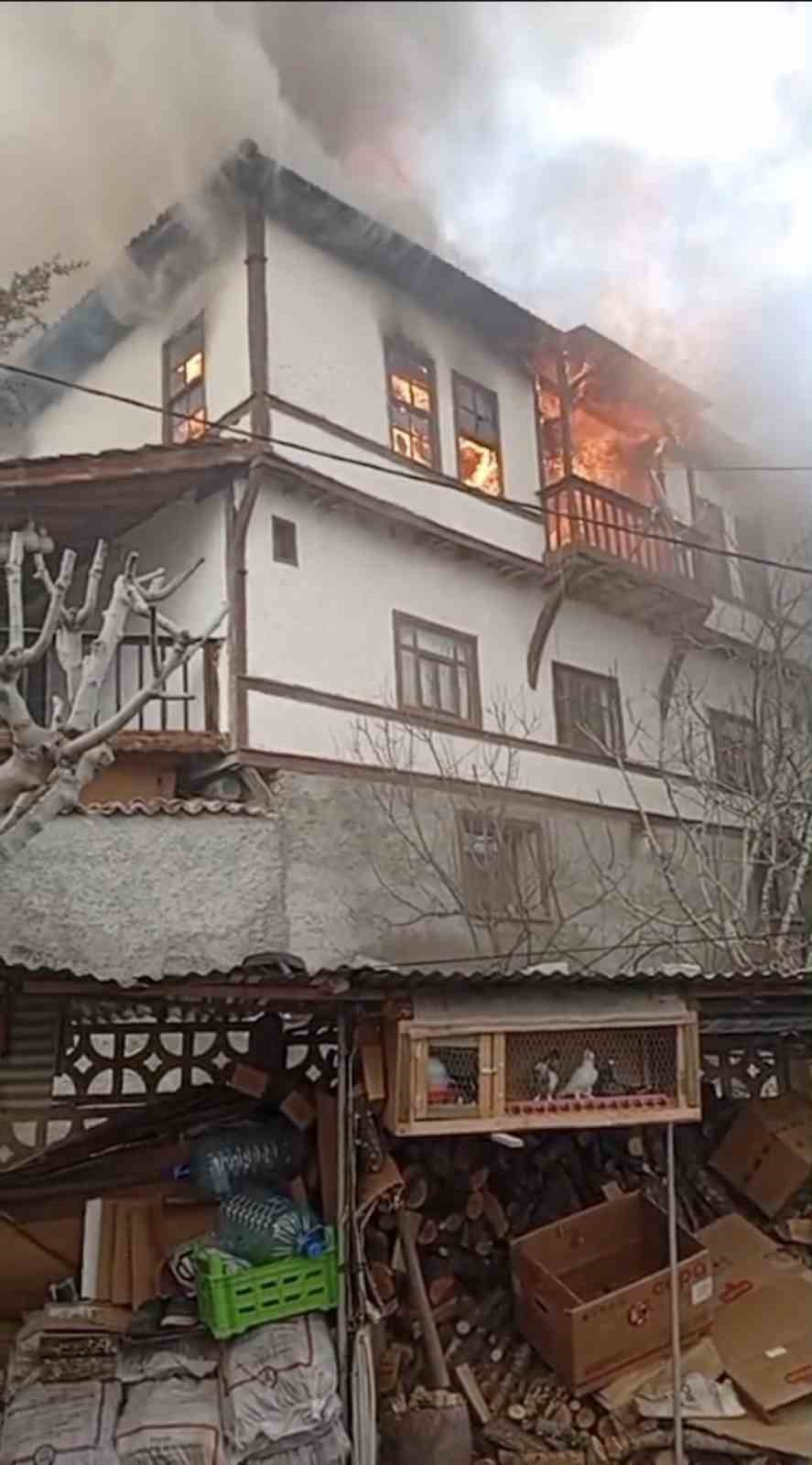 bursada evde korkutan yangin 2 ibQyYBBh