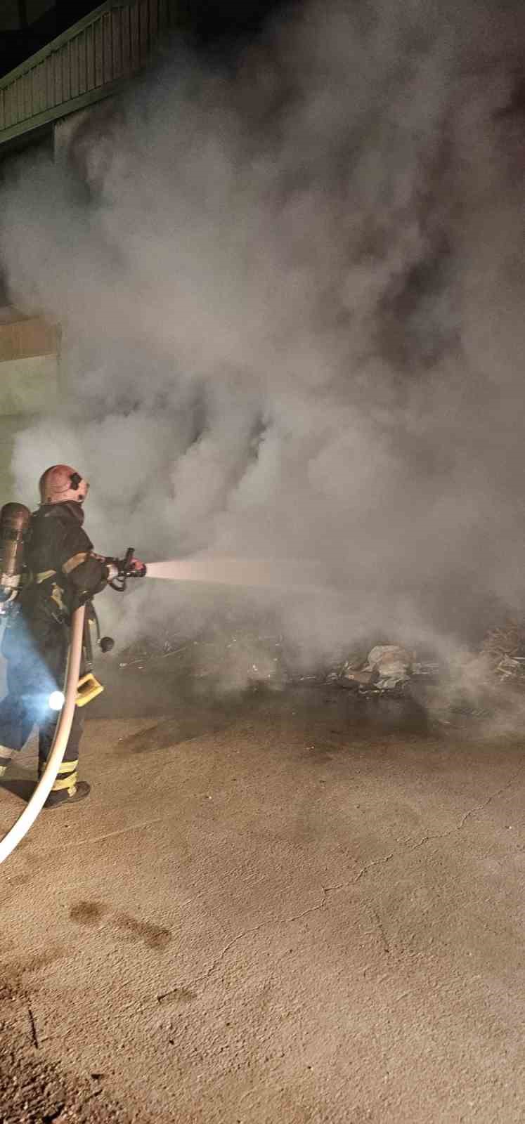 Bursa’da fabrika bahçesinde çıkan yangın korkuttu 4 bursada fabrika bahcesinde cikan yangin korkuttu 0 hy4OAaky