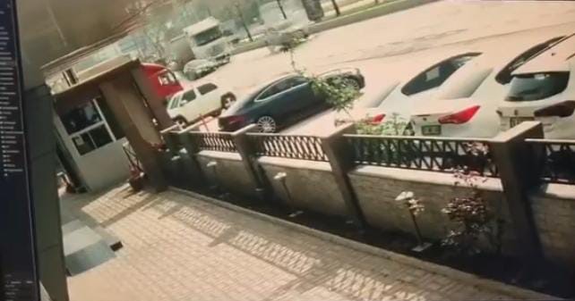 bursada faciadan donuldu tir otomobili metrelerce surukledi 0 bHCTYcah