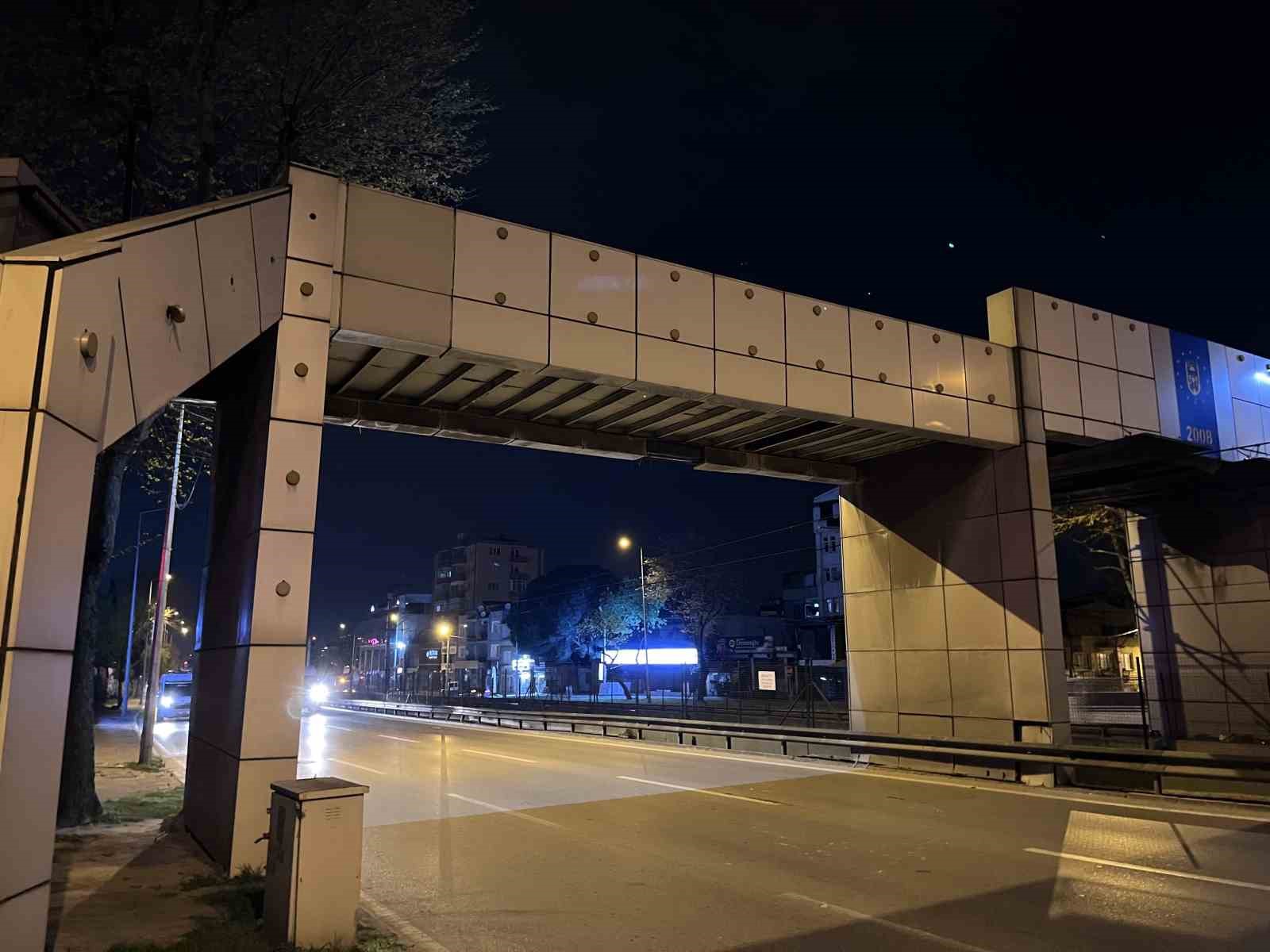bursada faciaya ramak kala agir demir aracin onune dustu 4