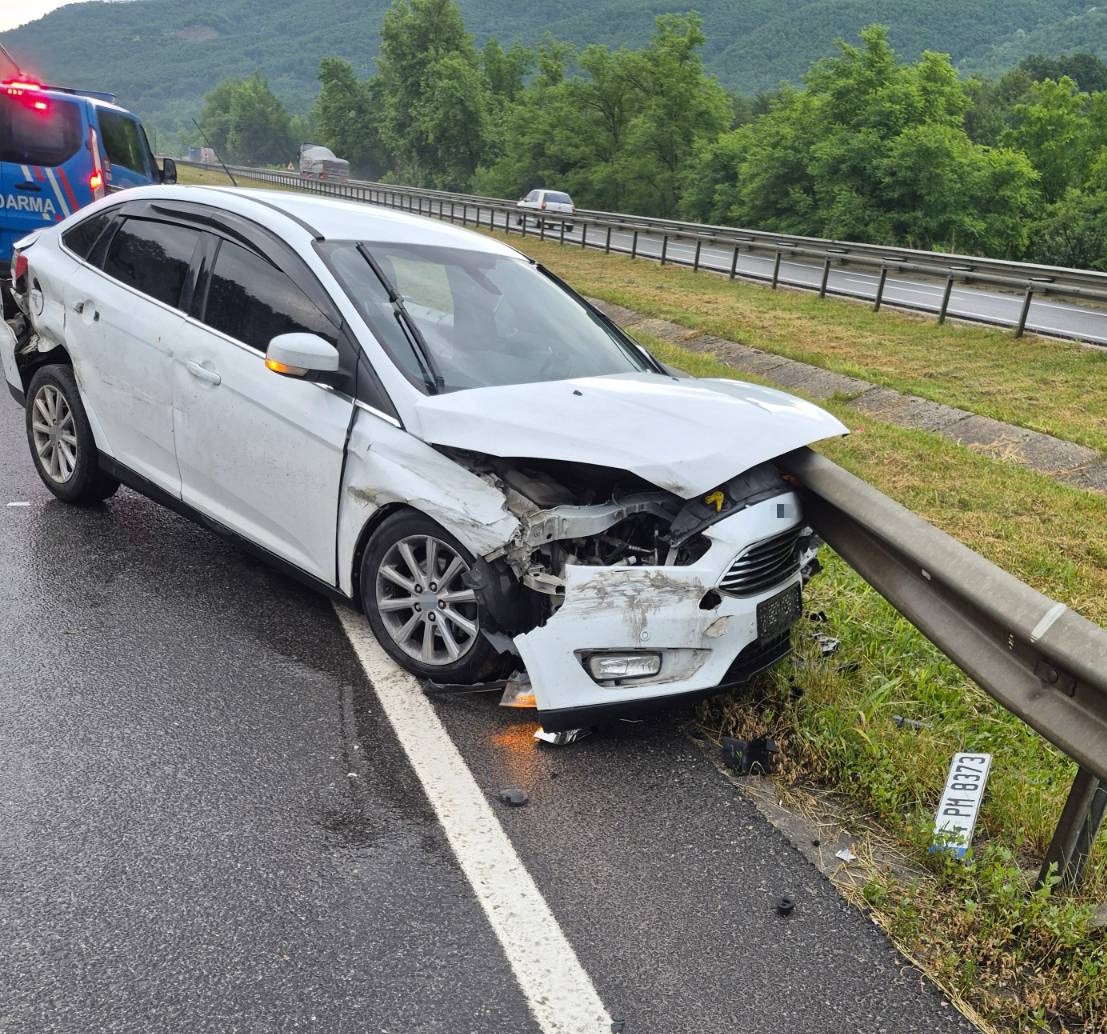 Bursa’da feci kaza: 4 yaralı 7 bursada feci kaza 4 yarali 3 v3L6FKsT