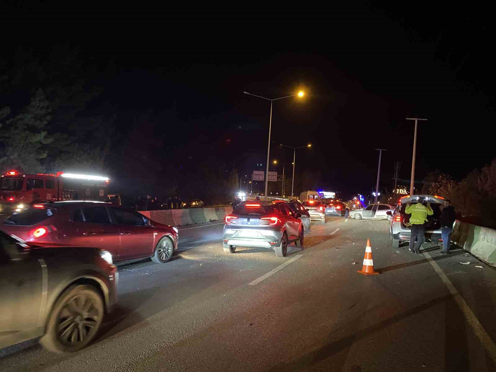 bursada feci kaza bariyere carpip takla atti 2 yarali 2 enirCV6H