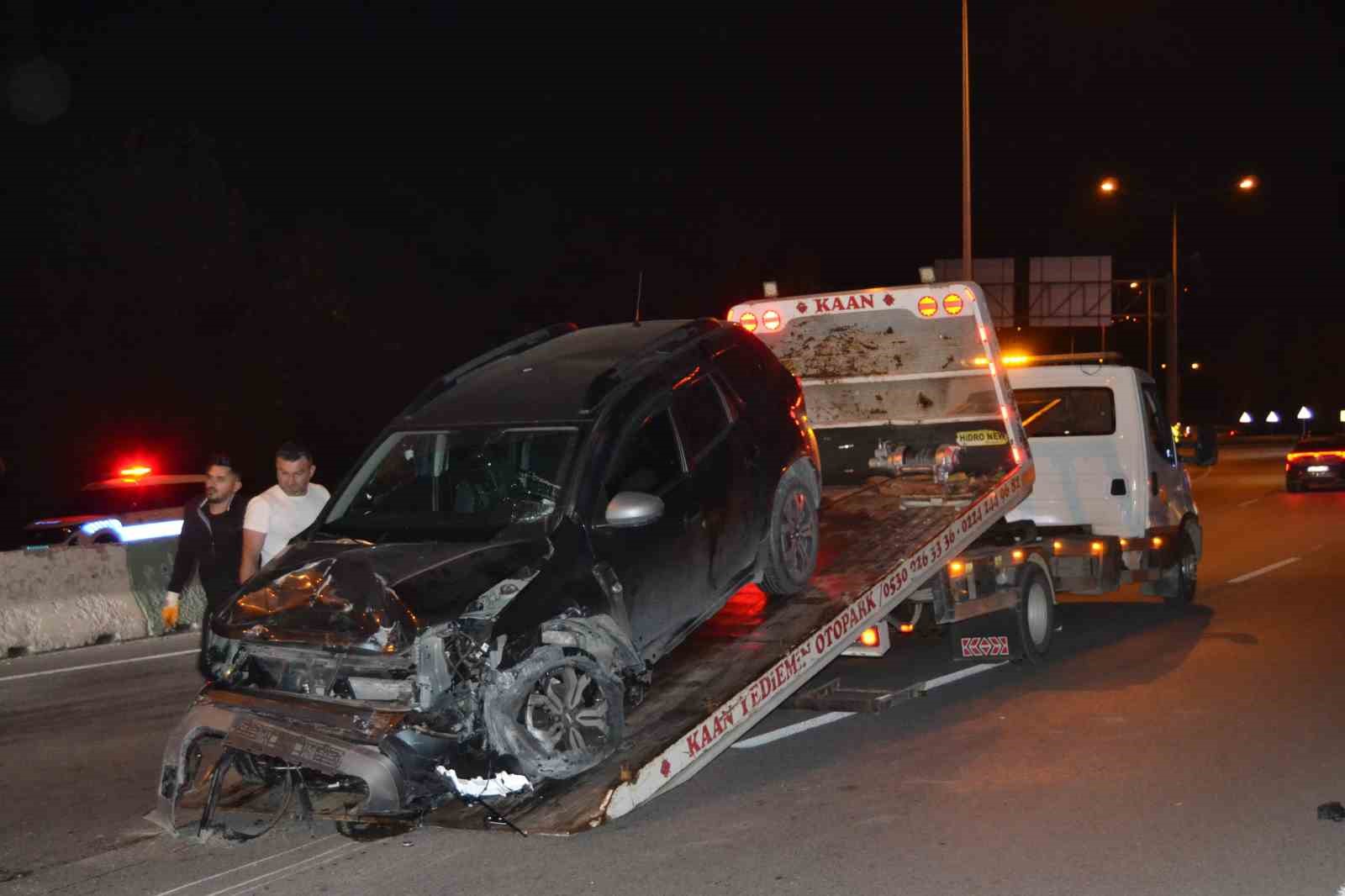 bursada feci kaza bariyere carpip takla atti 2 yarali 6 fZnrb23Z