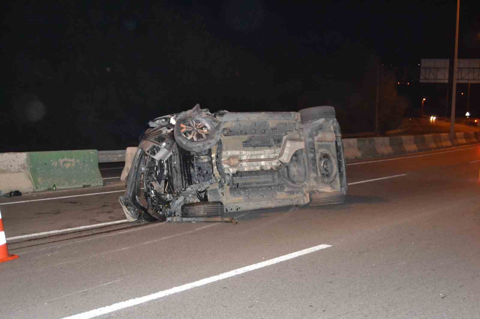 bursada feci kaza bariyere carpip takla atti 2 yarali 7 EEZ9V2CF