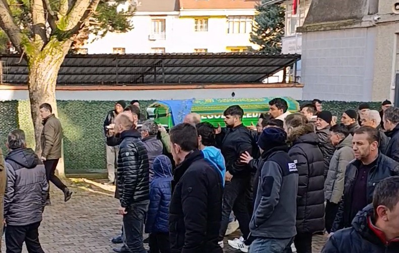 bursada feci kazada hayatini kaybeden 2 genc kiz son yolculuguna ugurlandi 3 CIpt8EBz