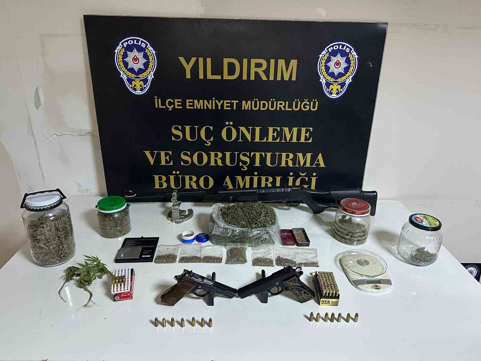 bursada film gibi zehir baskinidilenci kiligindaki polis kapiyi actirdi 0 vE1Rhk78