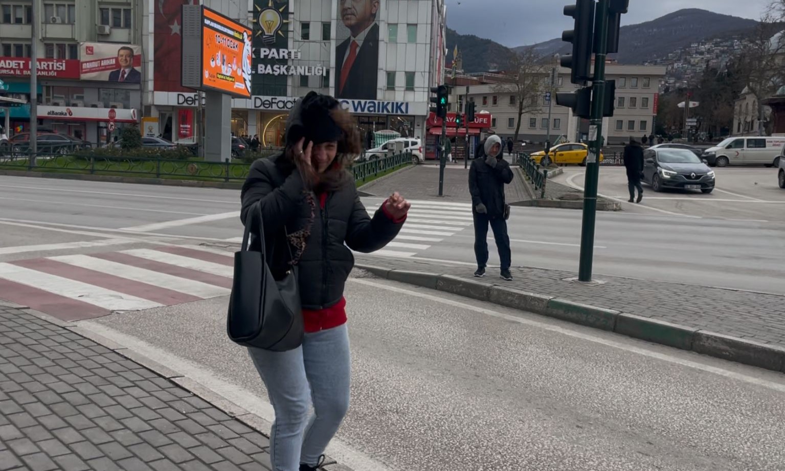 bursada firtina ucurduyolda yurumekte gucluk cektiler 0 aE1GPFqy