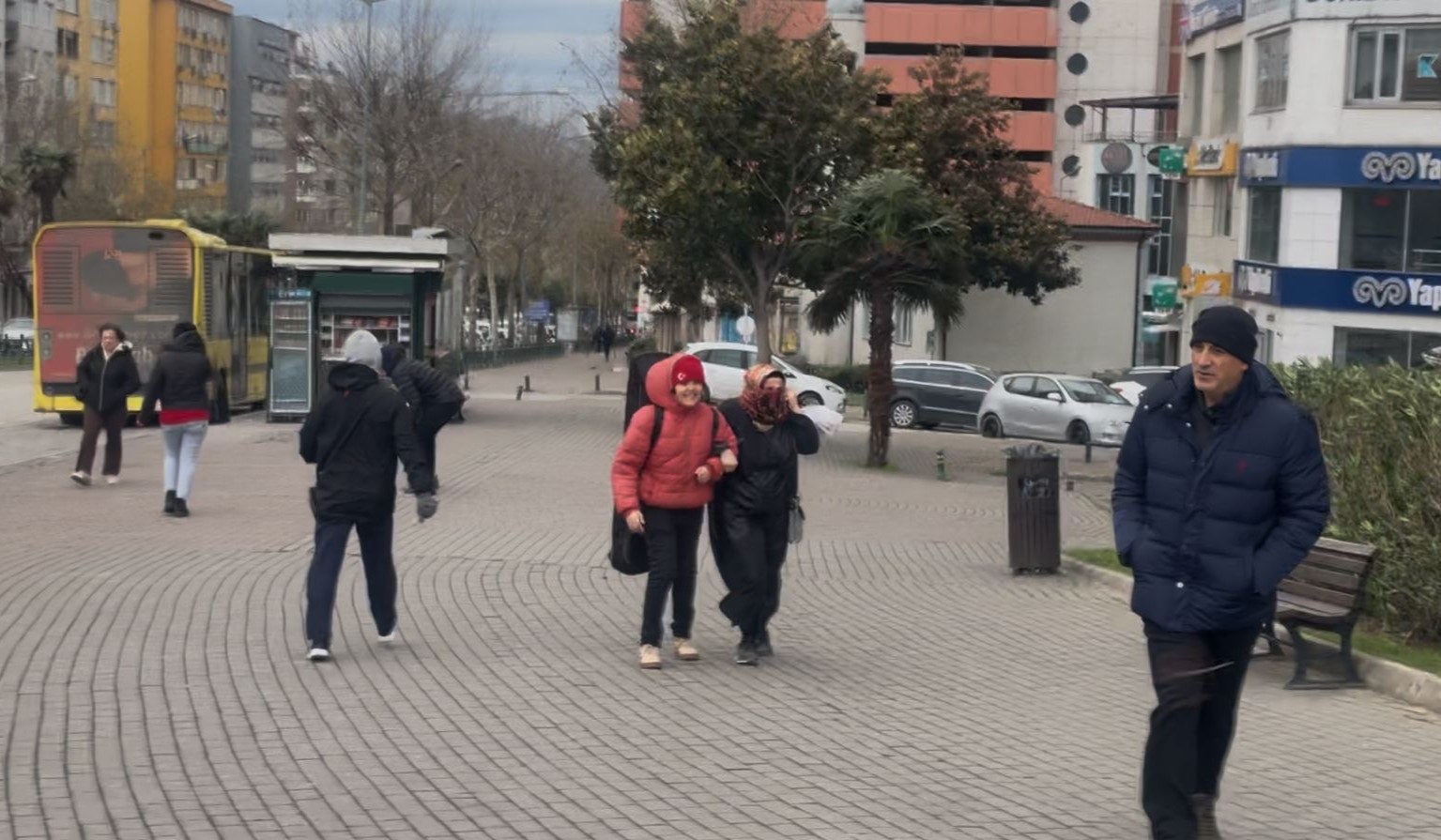 bursada firtina ucurduyolda yurumekte gucluk cektiler 5 7cpA5rPD