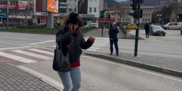 bursada-firtina-ucurduyolda-yurumekte-gucluk-cektiler-cWq9hawr.jpg