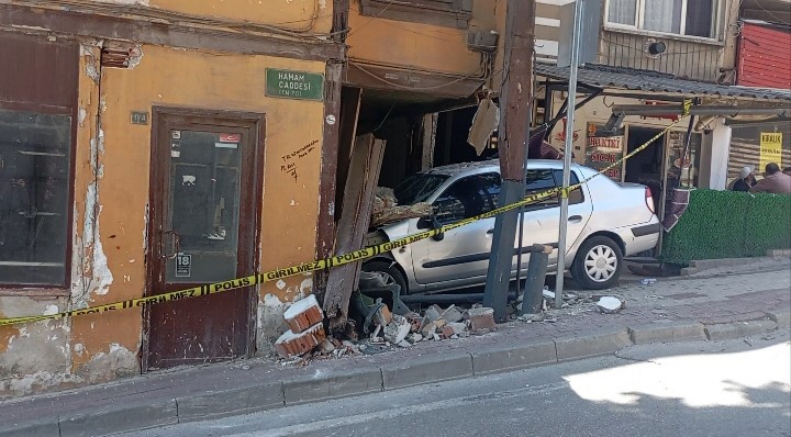 bursada freni bosalan otomobil eve girdi 0 aCC4fsPI