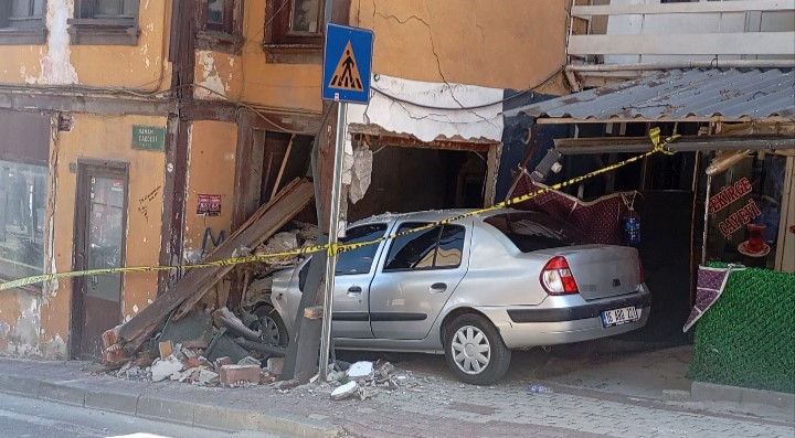 bursada freni bosalan otomobil eve girdi 1 7ITEFGDk