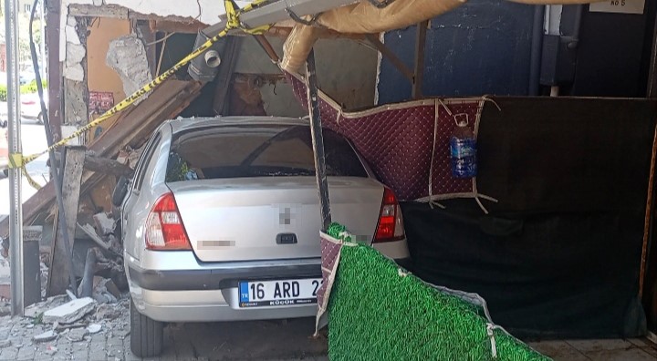 bursada freni bosalan otomobil eve girdi 2