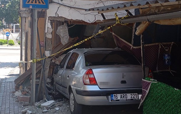 bursada freni bosalan otomobil eve girdi 3 hs4jvgts